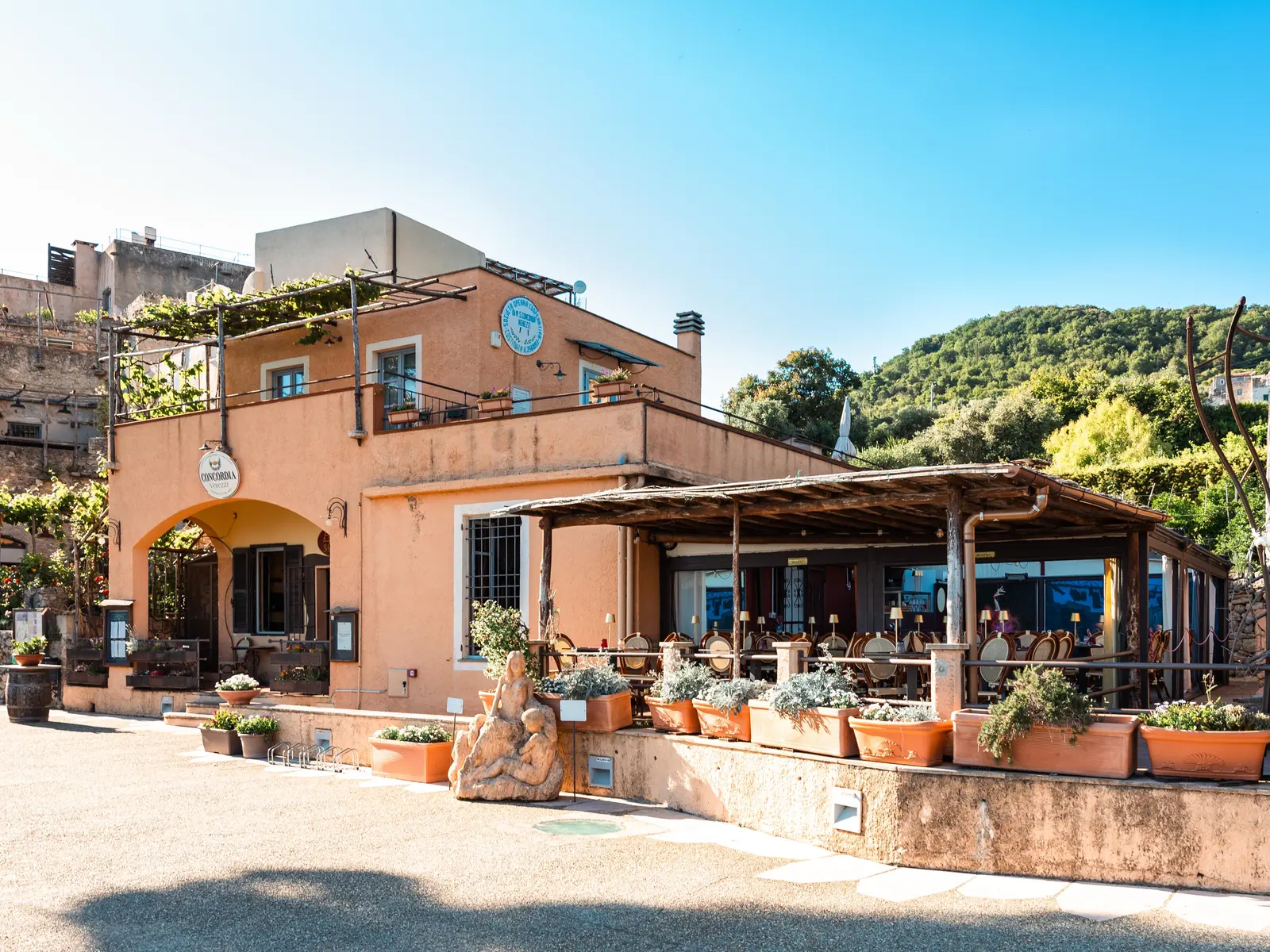 L'esterno dell'Antica Società nel borgo di Verezzi